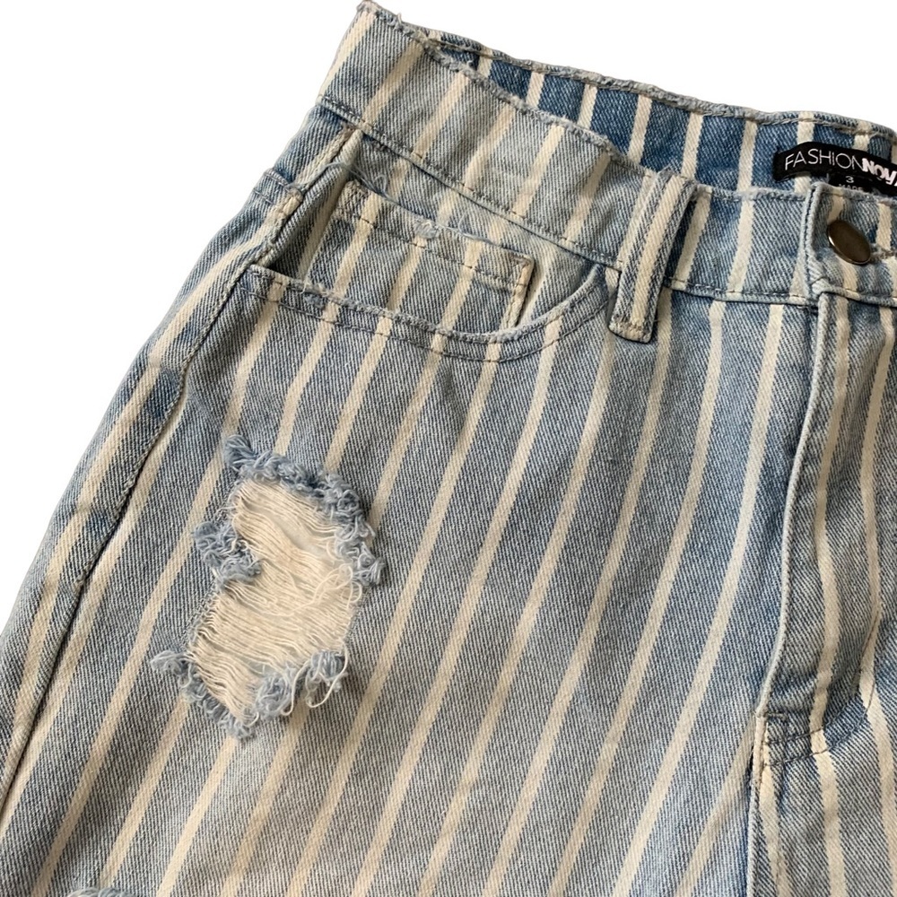 Fashion Nova distressed light wash striped denim shorts size 3 - Picture 4 of 6